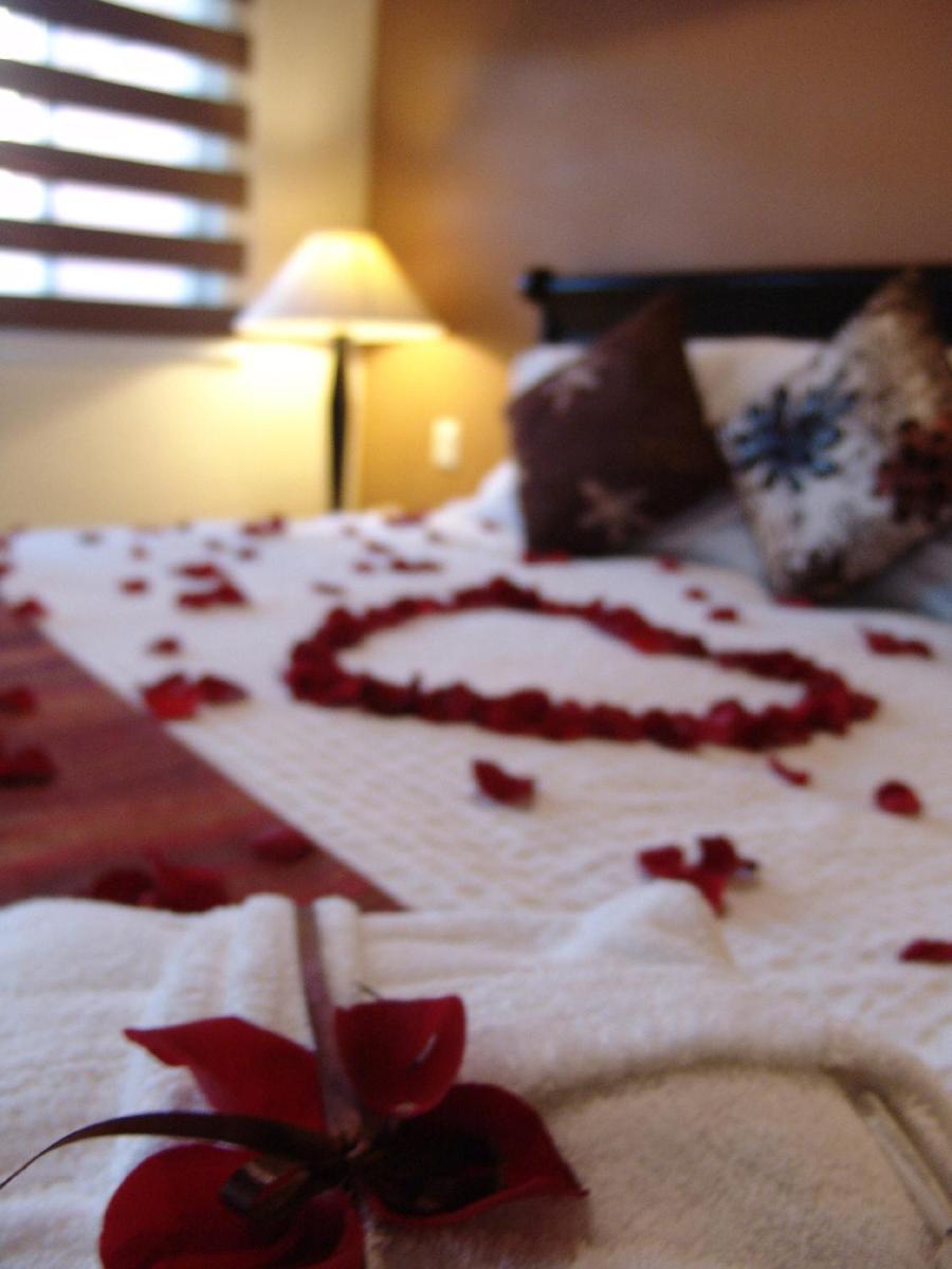 Casa Del Tio Hotel Boutique San Miguel de Allende Ruang foto A bed decorated with rose petals