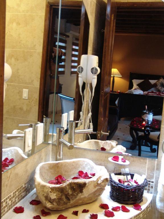 Casa Del Tio Hotel Boutique San Miguel de Allende Ruang foto A bathroom at the hotel