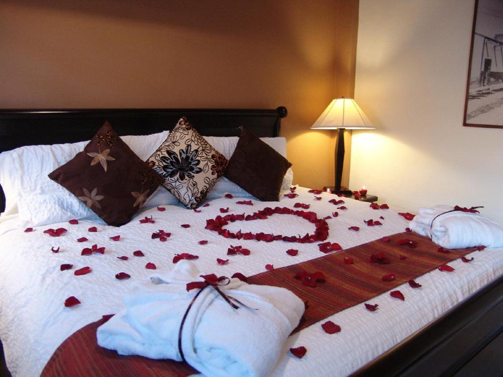 Casa Del Tio Hotel Boutique San Miguel de Allende Ruang foto A bed with rose petals